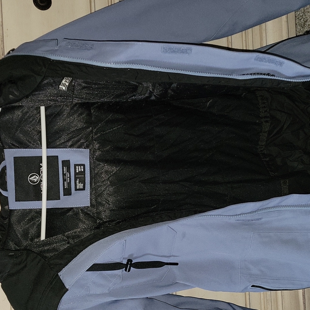 Excellent condition Volcom snowboarding jacket. Beautiful blue. XS - Picture 9 of 9